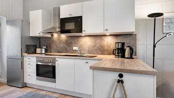 Refrigerador, microondas, horno, placa de cocina