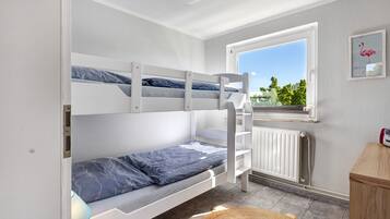 2 bedrooms, iron/ironing board, bed sheets