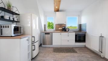 Refrigerador, microondas, horno, placa de cocina