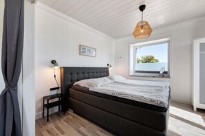 1 sovrum, strykjärn/strykbräda och sängkläder
