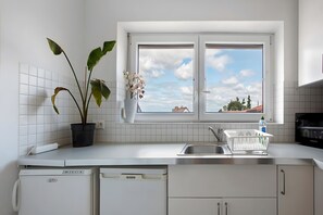 Réfrigérateur, micro-ondes, lave-vaisselle, cafetière/bouilloire