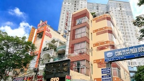 Um edifício com várias placas, incluindo 