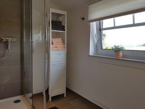 Shower, towels - Apartment 'Deichblick' with Balcony (Groven)