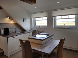 Fridge, microwave, oven, stovetop - Apartment 'Deichblick' with Balcony (Groven)
