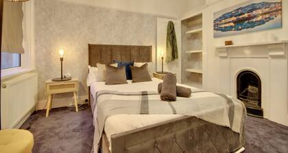 Southsea 4BR Getaway with Private Yard