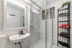 Shower, towels - Holiday Apartment 'Beachhouse' with Private Terrace and Wi-Fi (Schwedeneck)