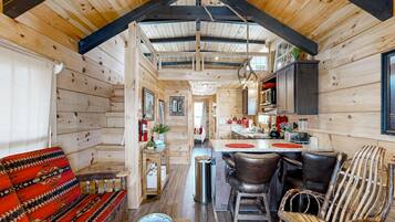 Televisión y chimenea