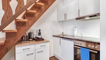 Fridge, oven, stovetop, coffee/tea maker