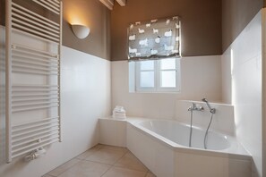 Douche, sèche-cheveux, serviettes fournies