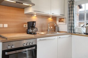 Jääkaappi, mikroaaltouuni, uuni, liesi