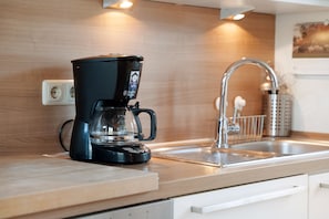 Frigorifero, microonde, forno, piano cottura