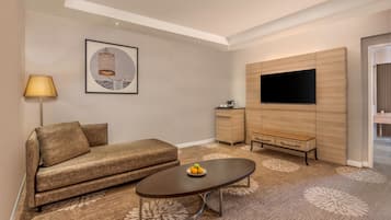 Suite junior, 1 cama Queen size | Edredón, caja de seguridad en la habitación y escritorio