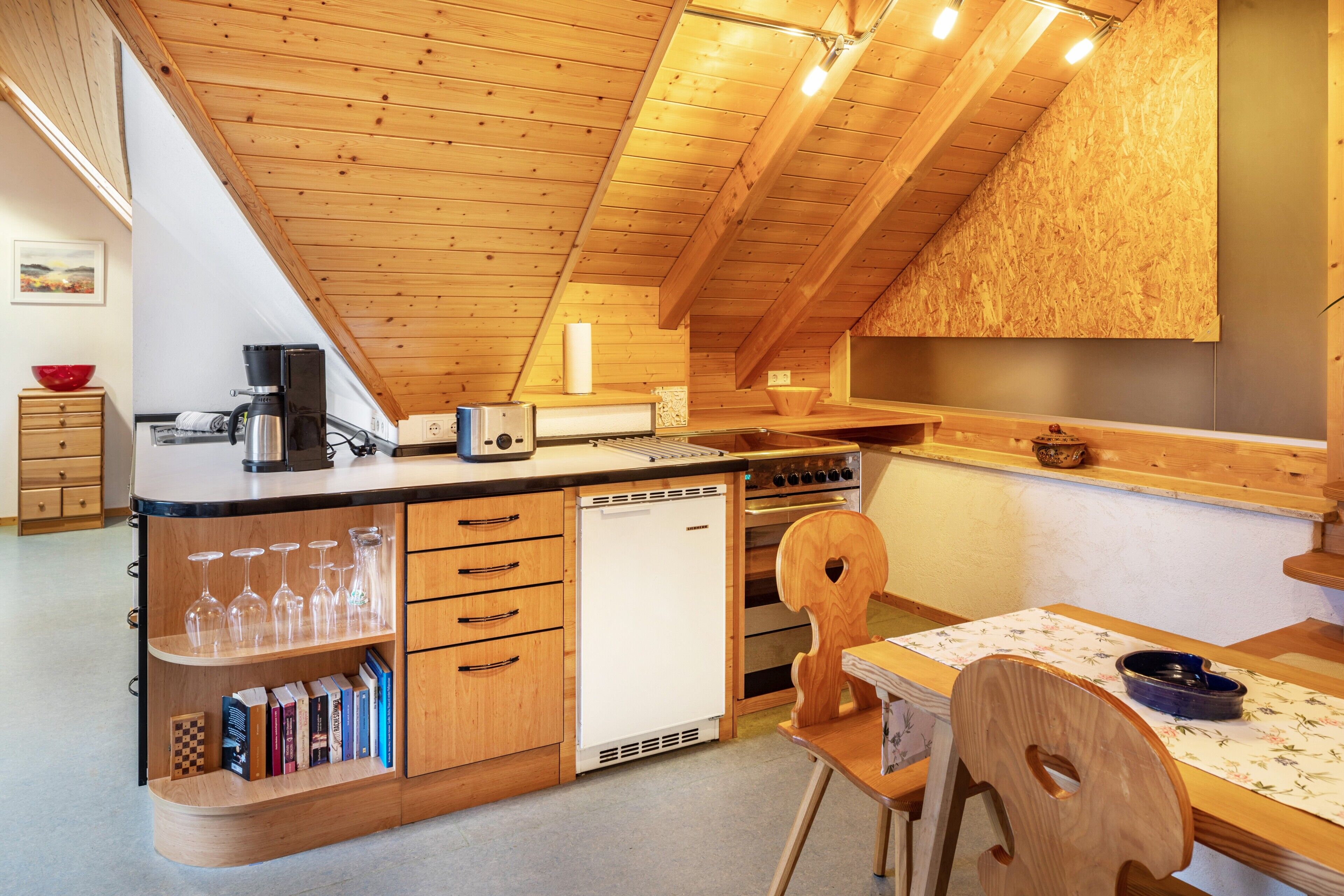 Fridge, oven, stovetop, coffee/tea maker