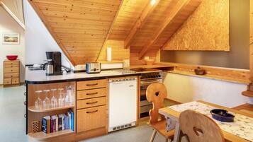 Fridge, oven, stovetop, coffee/tea maker