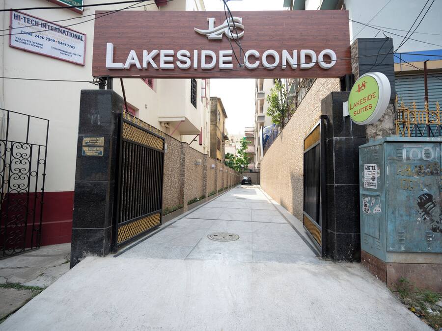 Una entrada tancada amb reixa a Lakeside Condo, amb un senyal que indica 15 apartaments Lakeside.