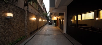 LAKESIDE SUITES
