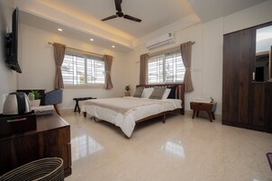 Standard King Room, 1 King Bed, Non Smoking, Private Washroom | In-room safe, desk, laptop workspace, iron/ironing board