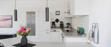 Geladeira, fogão, cooktop, lava-louças