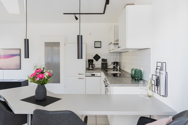 Fridge, oven, stovetop, dishwasher