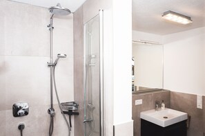 Dusche, Haartrockner, Handtücher