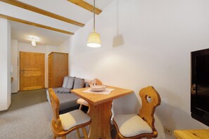 Dining - Room '11' with Mountain View, Shared Terrace and Wi-Fi (Alpirsbach)