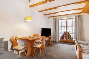 Interior - Room '11' with Mountain View, Shared Terrace and Wi-Fi (Alpirsbach)