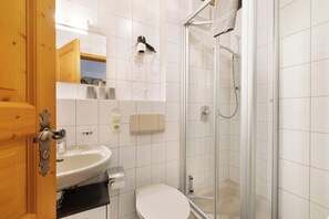 Douche, sĂšche-cheveux, serviettes fournies