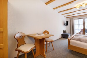 Dining - Room '6' with Mountain View, Shared Terrace and Wi-Fi (Alpirsbach)