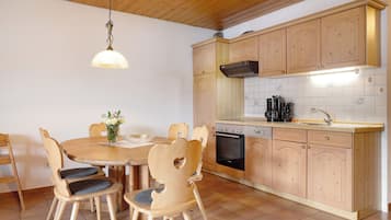 Frigorífico, horno, placa de cocina y lavavajillas