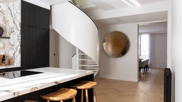 Apartemen Keluarga | Dapur pribadi | Lemari es, microwave, oven, dan kompor