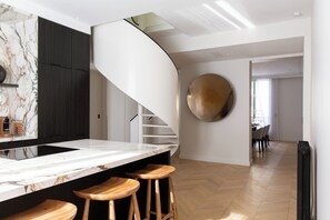 Apartemen Keluarga | Dapur pribadi | Lemari es, microwave, oven, dan kompor