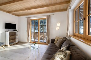 TV, ping pong - Apartment 'Leibgeding' with Mountain View, Shared Terrace and Wi-Fi (Alpirsbach)