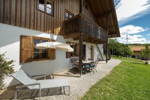 Outdoor dining - Apartment '3 Zimmer' with Private Terrace, Shared Garden and Wi-Fi (Seeshaupt)