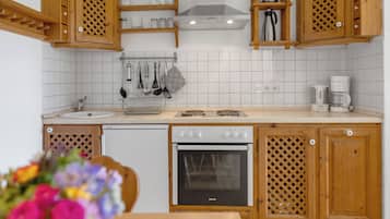 Refrigerador, horno, parrilla de estufa y cafetera y tetera