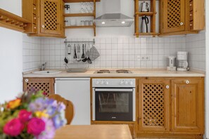 Réfrigérateur, four, plaque de cuisson, cafetière/bouilloire