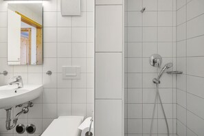 Shower, towels - Apartment '3 Zimmer' with Private Terrace, Shared Garden and Wi-Fi (Seeshaupt)