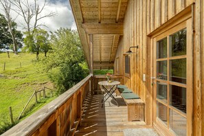 Outdoor dining - Apartment '3 Zimmer' with Private Terrace, Shared Garden and Wi-Fi (Seeshaupt)