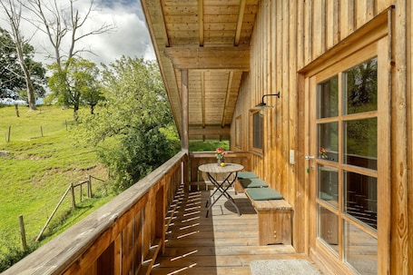 Outdoor dining. Apartment '3 Zimmer' with Private Terrace, Shared Garden and Wi-Fi