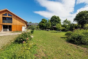 Property grounds - Mattress Dormitory 'Yellow' with Shared Terrace & Garden, WITHOUT Kitchen (Seeshaupt)
