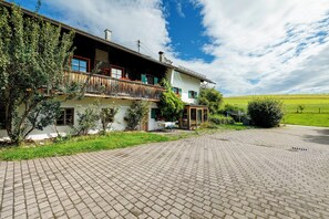 Exterior - Mattress Dormitory 'Yellow' with Shared Terrace & Garden, WITHOUT Kitchen (Seeshaupt)