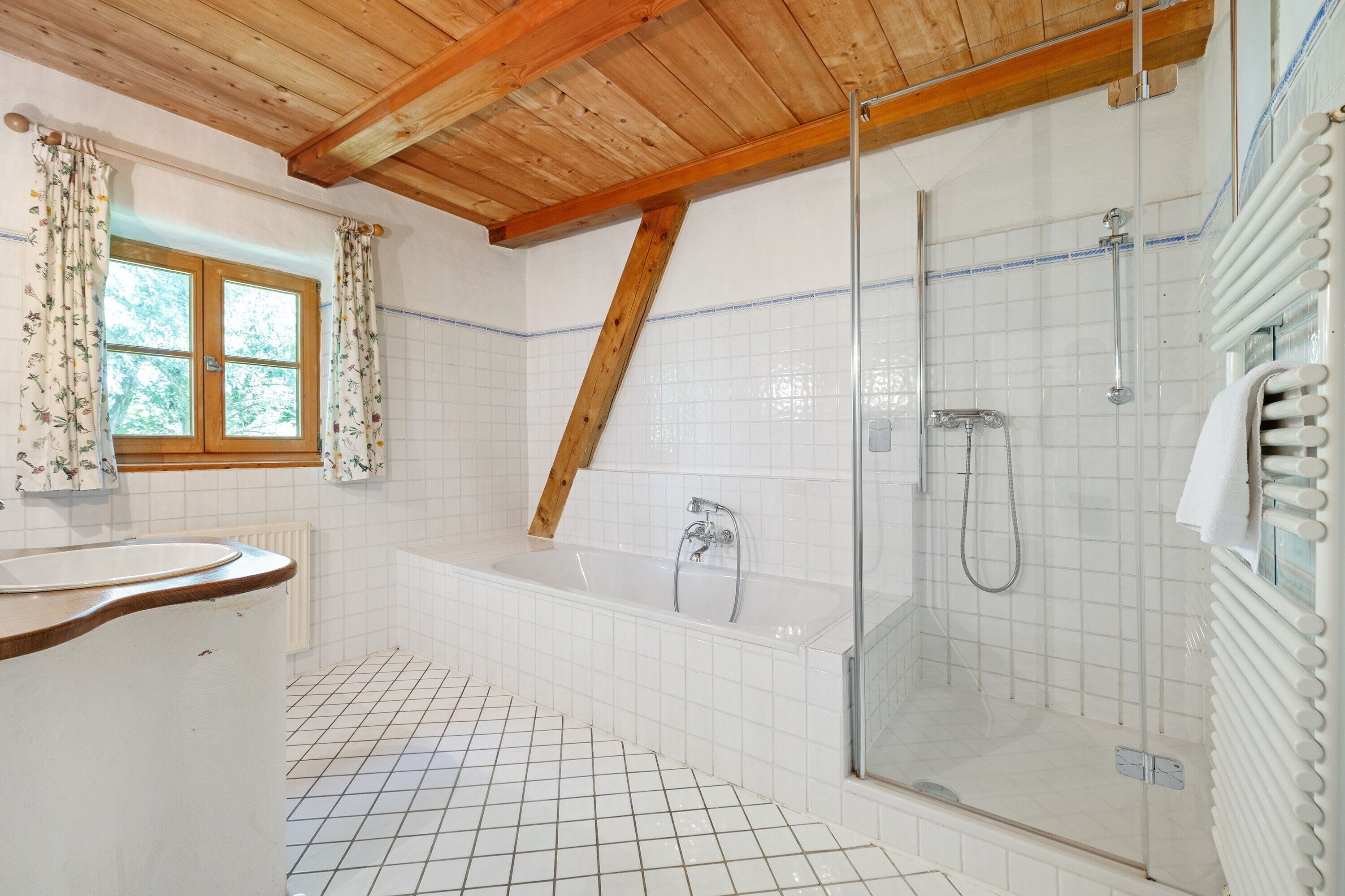 Een douche, handdoeken