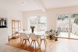 家庭套房, 花园景观 | 起居区 | 电视