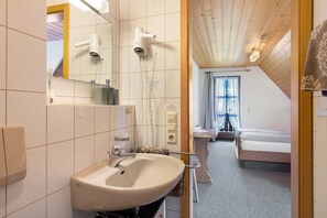 Shower, hair dryer, towels - Room 'Doppelzimmer 7' with Mountain View, Shared Terrace and Wi-Fi (Alpirsbach)