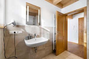 Doccia, asciugacapelli, asciugamani