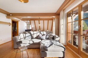 TV, ping pong - Apartment 'Vogtsmichelhofstube' with Mountain View, Shared Terrace and Wi-Fi (Alpirsbach)