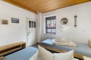 3 bedrooms, free WiFi, bed sheets