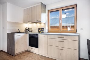 Fridge, oven, stovetop, dishwasher