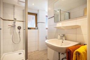 Douche, séchoir à cheveux, serviettes fournies