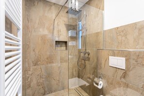 Een douche, een haardroger, handdoeken