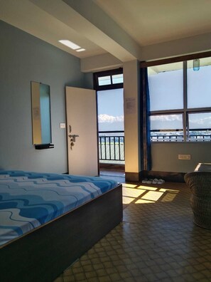 Standard-Doppelzimmer, Balkon, Bergblick | Laptopgeeigneter Arbeitsplatz, kostenloses WLAN